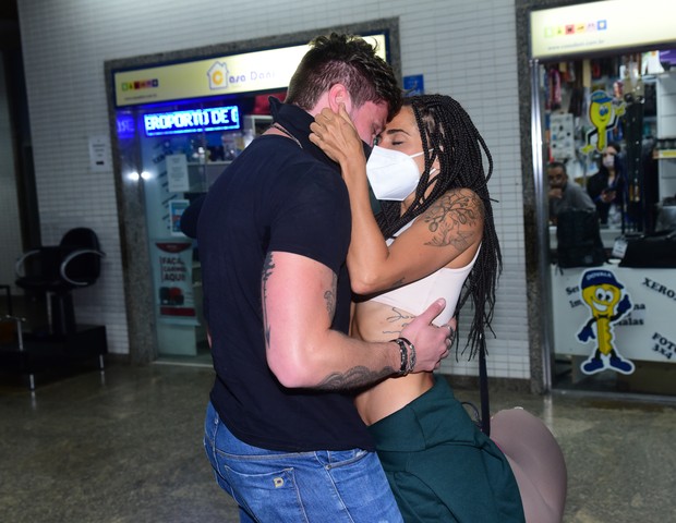 Paula Amorim e Breno Simões se encontram no aeroporto após fim das gravações do No Limite (Foto: Leo Franco/Agnews)