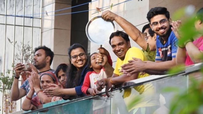 Na Índia, muitas pessoas foram às janelas para bater palmas como um sinal de respeito por profissionais de saúde (Foto: EPA via BBC News)