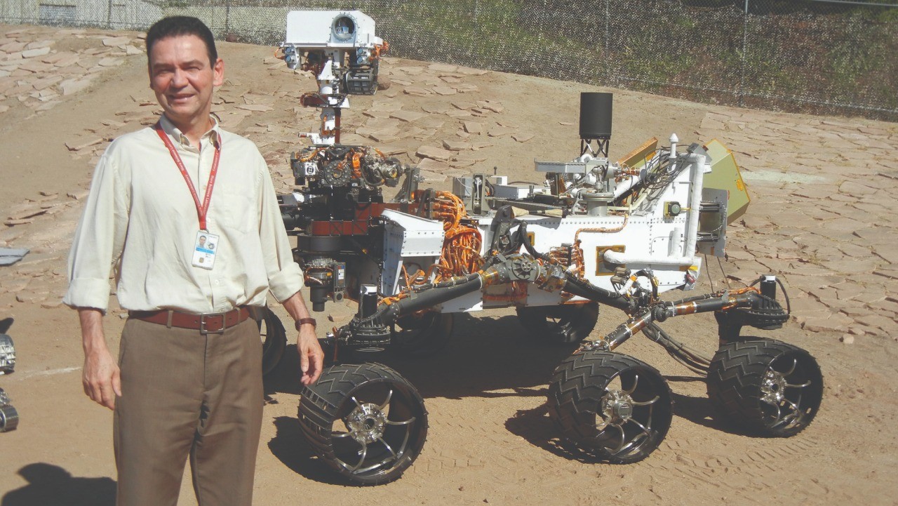 Brasileiro é um dos responsáveis pelos testes com o robô Perseverance, que aterrissou no Planeta Vermelho em fevereiro (Foto: Arquivo pessoal)