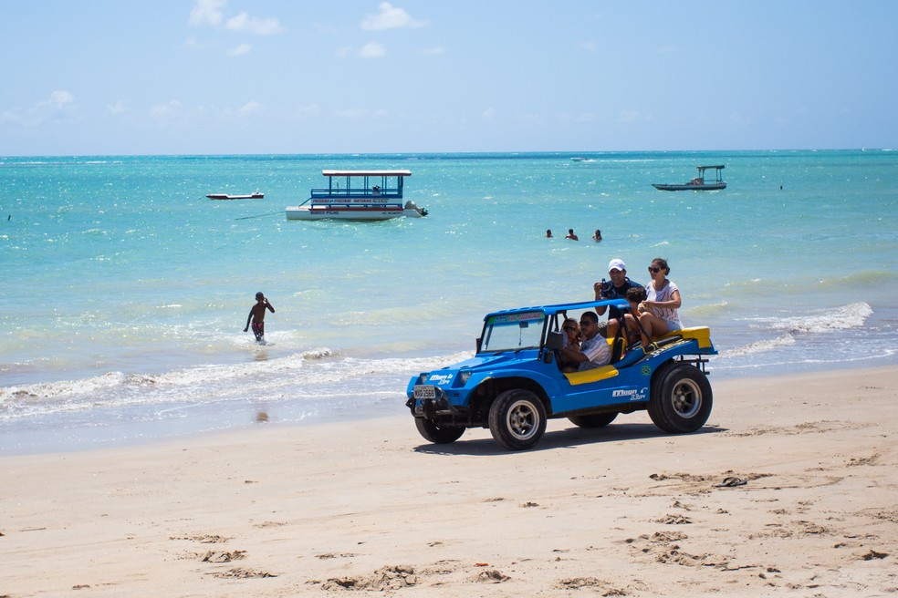 Família faz passeio de buggy pelas praias de Maragogi, destino turístico no litoral de Alagoas — Foto: Jonathan Lins/G1