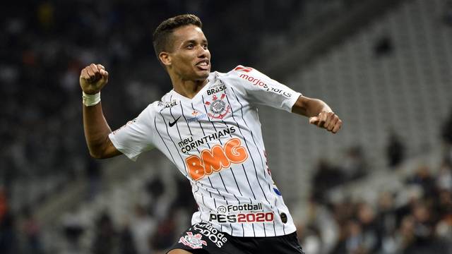 Pedrinho comemora gol que define placar na Arena Corinthians