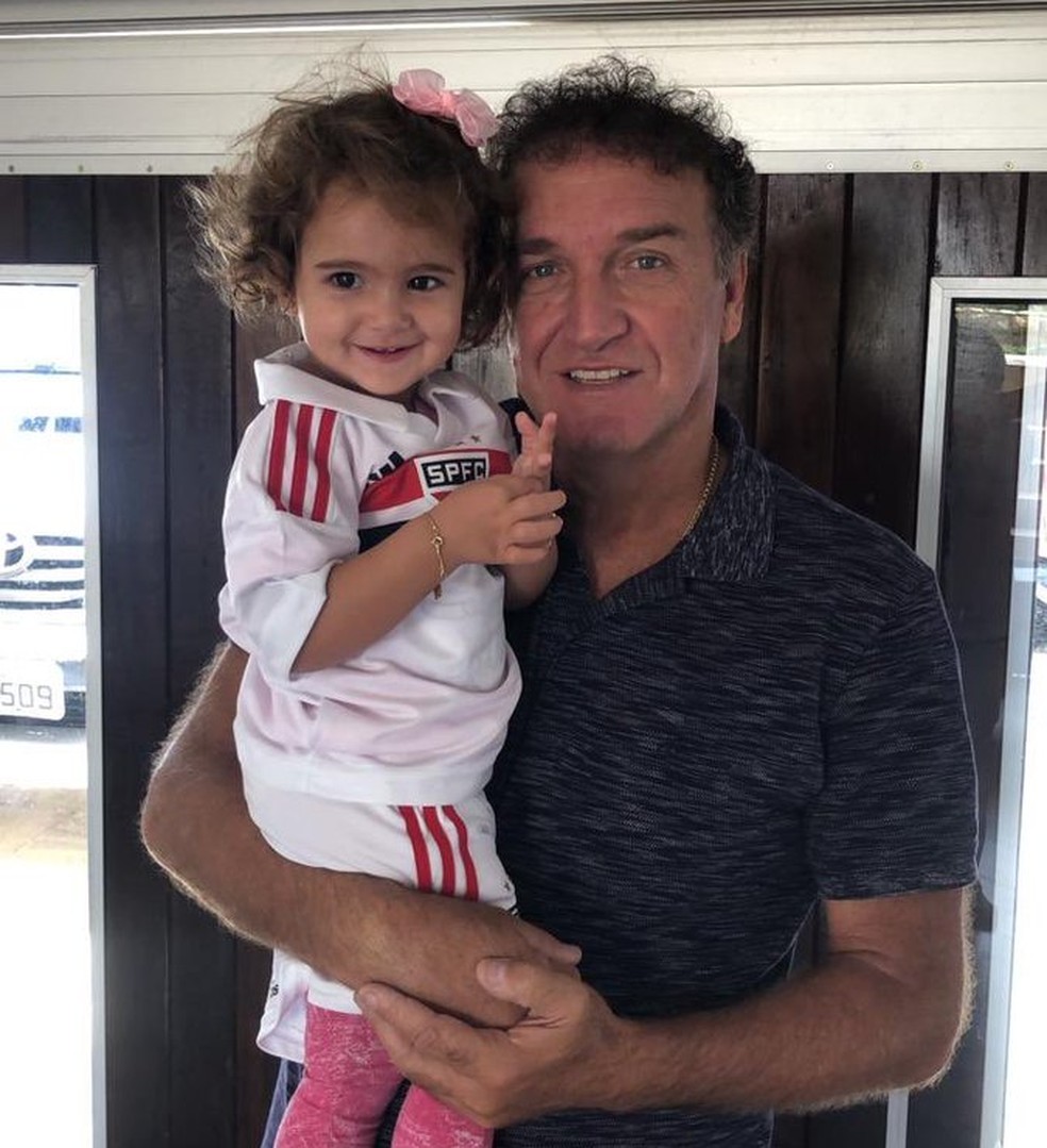 Cuca e a neta Eloah, já com a camisa do São Paulo, novo time do avô — Foto: Reprodução/Twitter
