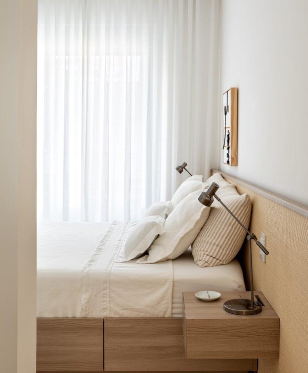 QUARTO | Clean, o quarto tem cama e cabeceira desenhada pelo Studio AG e executada pela Criar Móveis. Cortinas da Hilda Decorações (Foto: Fran Parente / Divulgação)