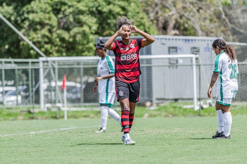 Duda celebra gol do Flamengo em goleada sobre a Cabofriense — Foto: Guilherme Ribeiro
