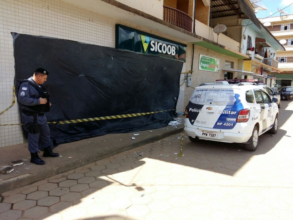 Agência do Sicoob fica destruída após explosão — Foto: Ari Melo/ TV Gazeta