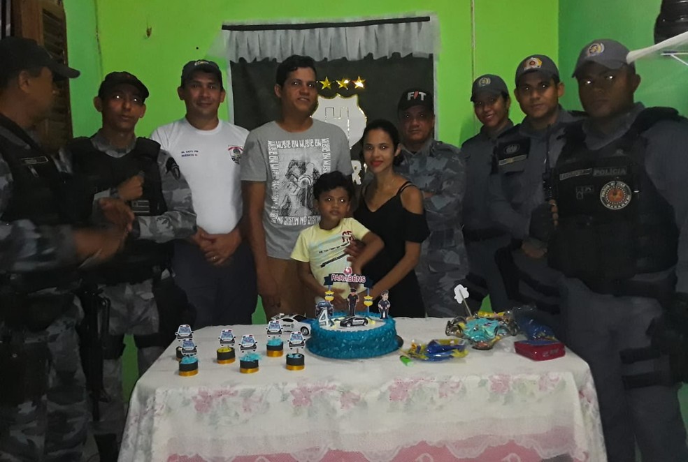 Pedro comemorou o aniversário de 4 anos junto aos policiais do 28º BPM — Foto: Divulgação