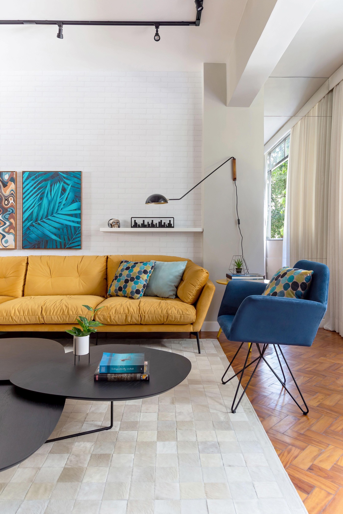 Décor do dia: sala de apartamento alugado ganha cores e decoração alegre (Foto: Divulgação)