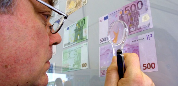 Funcionário do BCE examina a então nova nota de 500 euros, em 2002 (Foto: Getty Images)