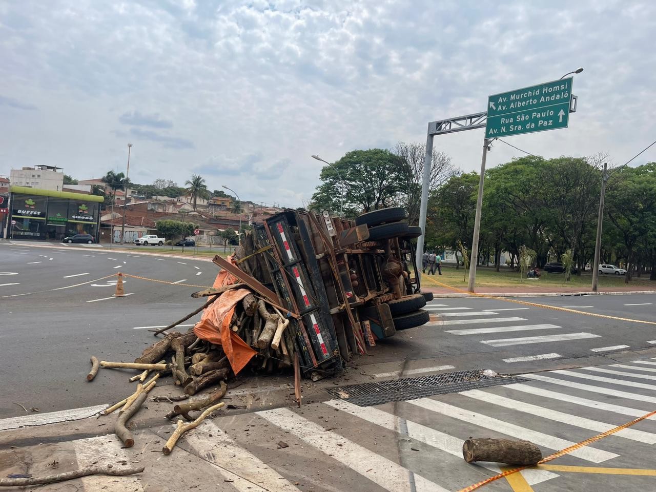 Caminhão carregado com troncos de árvore tomba em avenida de Rio Preto 