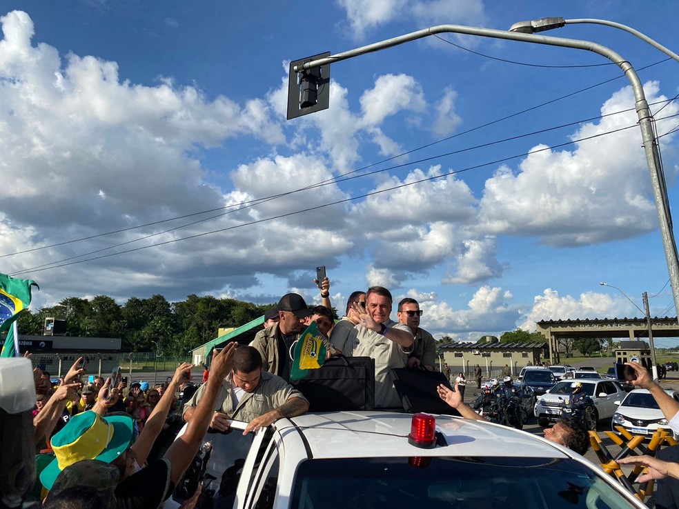 Jair Bolsonaro cumprimenta apoiadores em Belém — Foto: Juliana Bessa / g1 Pará