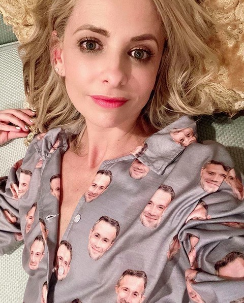 A atriz Sarah Michelle Gellar com seu pijama com os rostinhos do marido, o ator Freddie Prinze Jr (Foto: Instagram)