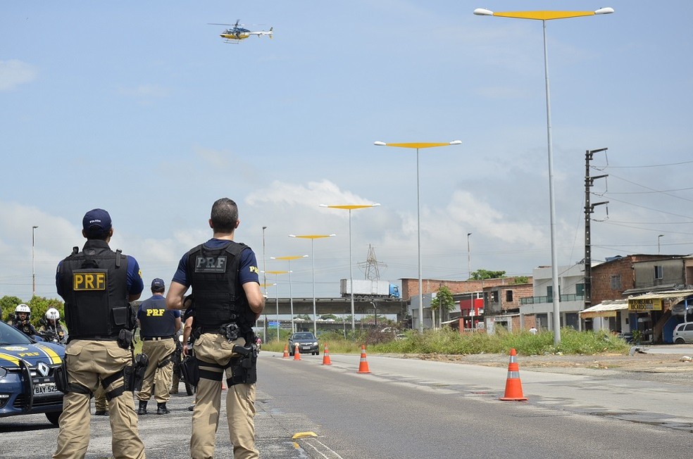 A Polícia Rodoviária Federal contou com apoio da Base Aérea durante a Operação Ano Novo em Pernambuco — Foto: PRF/Divulgação