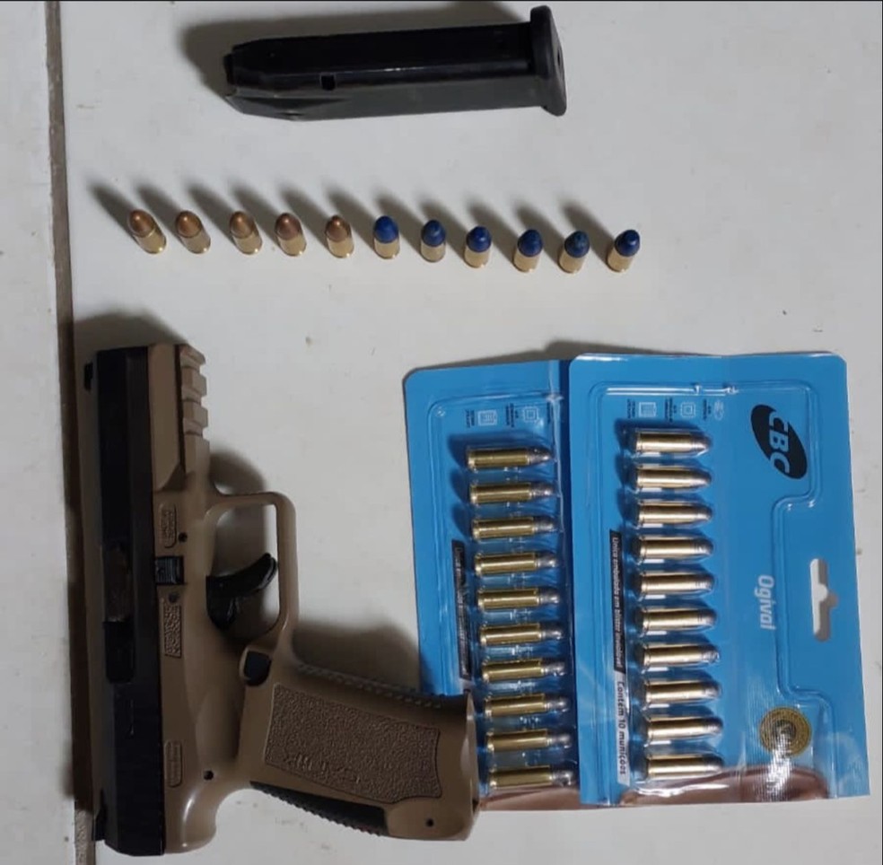 Arma, carregador e munições foram encontrados com suspeito de envolvimento — Foto: SSP-BA