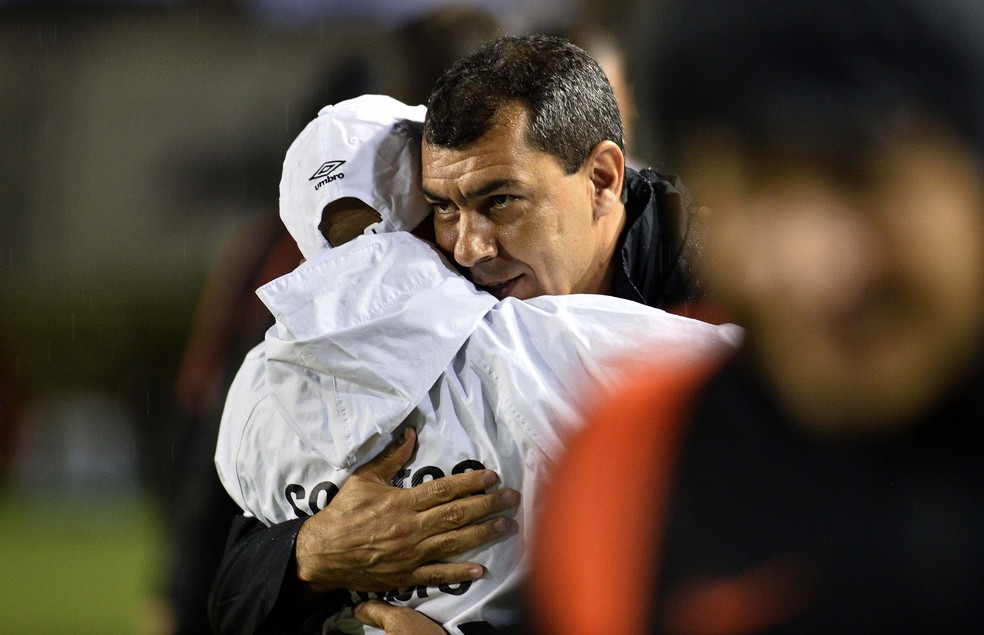 Sampaoli abraça Carille em Santos x Corinthians — Foto: Marcos Ribolli