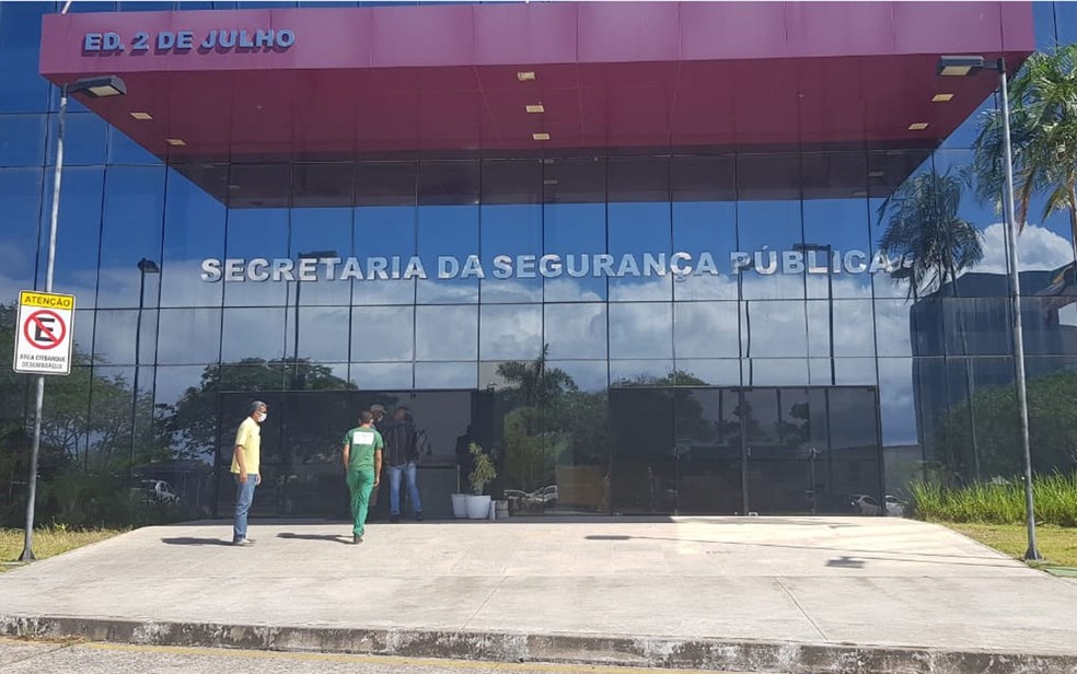 Agentes da PF estiveram na sede da SSP-BA nesta segunda (14) e informações iniciais apontam que secretário é alvo da operação — Foto: Mauro Anchieta/TV Bahia