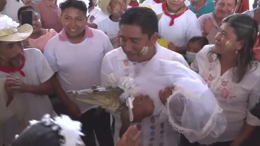 Prefeito mexicano se casa com jacaré para assegurar fartura