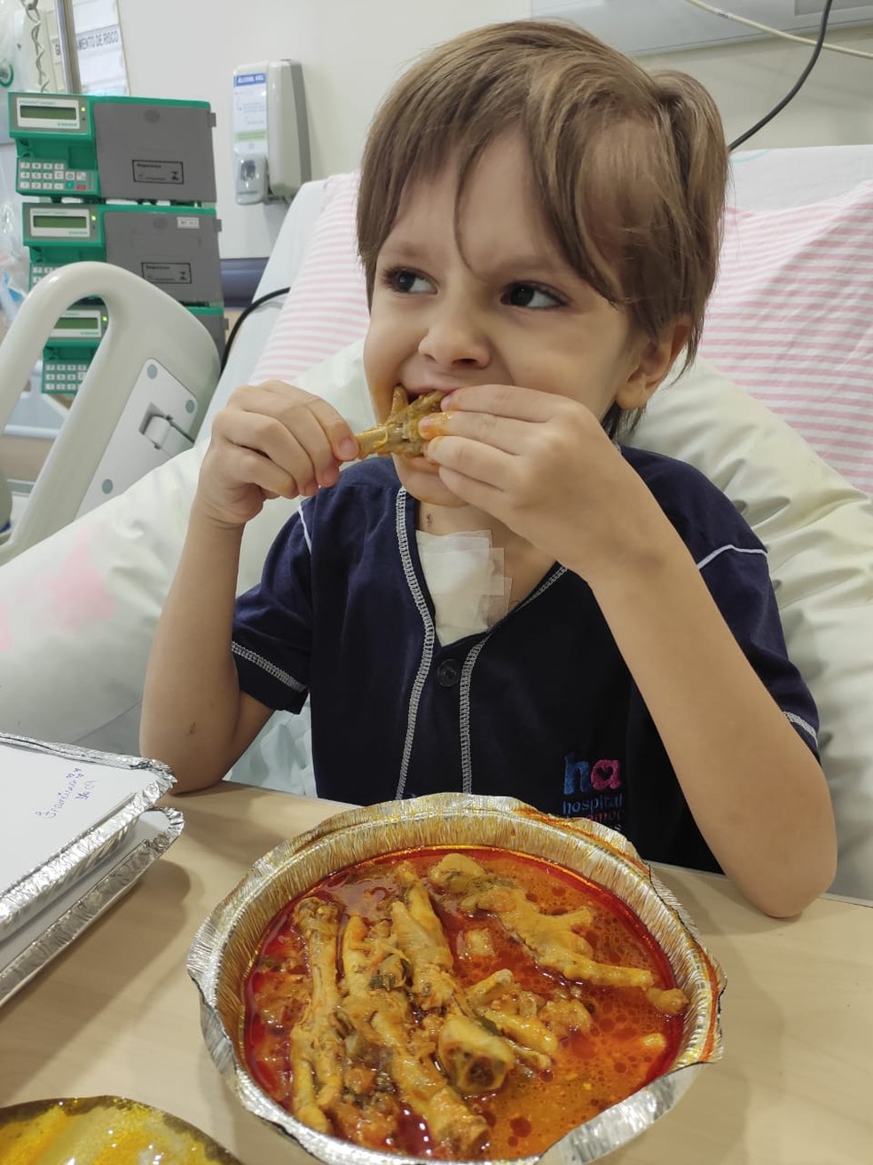 Pequeno Francisco recebe marmita com pés de galinha caipira em hospital  — Foto: Reprodução/Arquivo pessoal