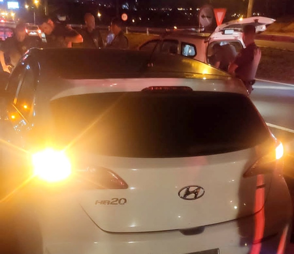 Três dos quatro suspeitos estavam em um carro roubado com placas adulteras abordado na SP-225 em Bauru — Foto: Polícia Militar/Divulgação