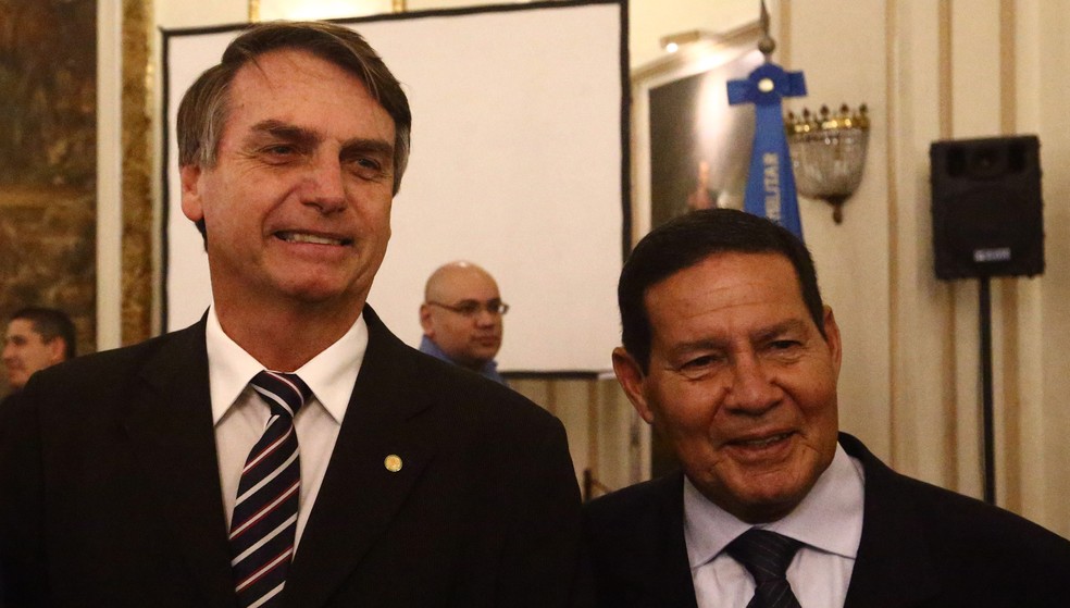 Jair Bolsonaro, posa para foto durante a posse do general MourÃ£o na presidÃªncia do Clube Militar, no centro do Rio de Janeiro, em junho deste ano (Foto: FÃ¡bio Motta/EstadÃ£o ConteÃºdo)