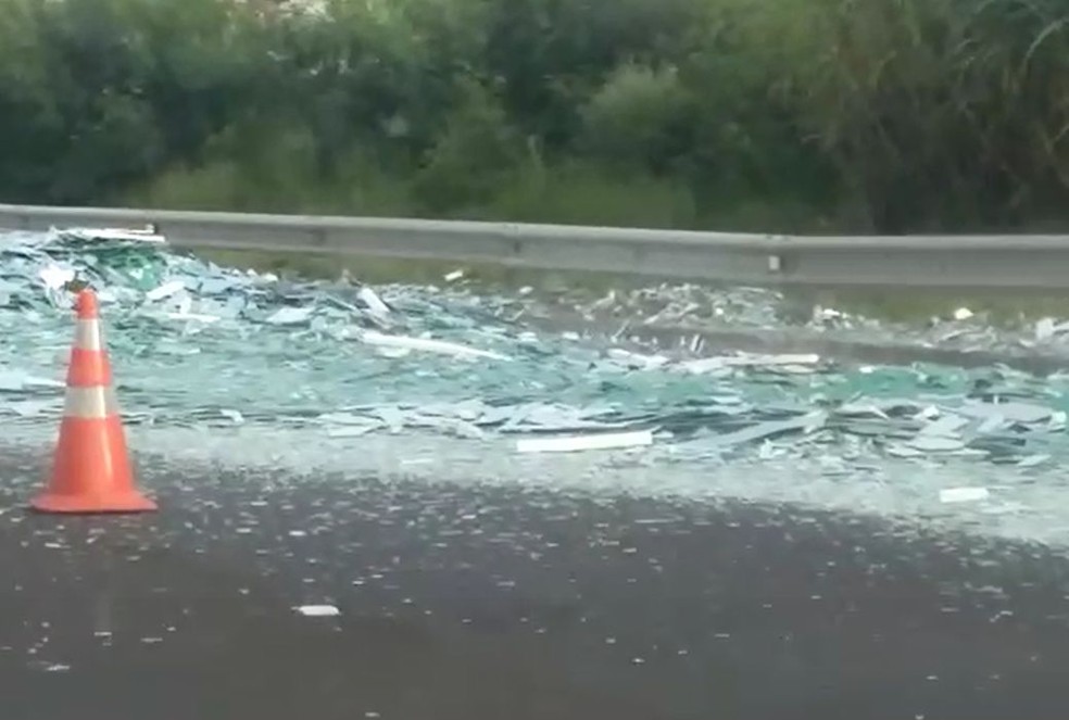 Carga de vidro ficou espalhada na pista em Marília — Foto: José Aparecido/ Arquivo pessoal 