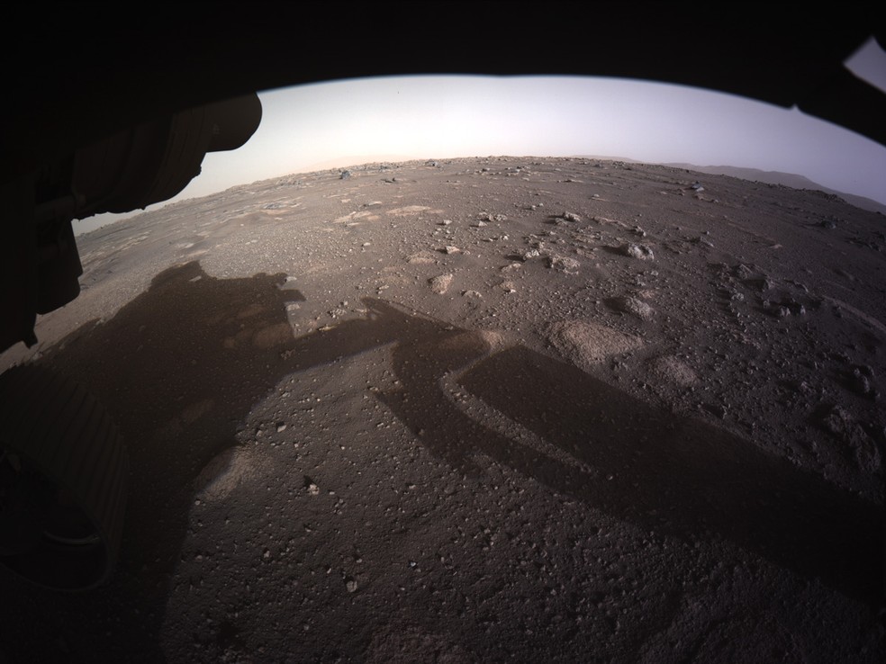 Perseverance envia primeira imagem colorida de Marte um dia após pouso difícil. — Foto: NASA/JPL-Caltech