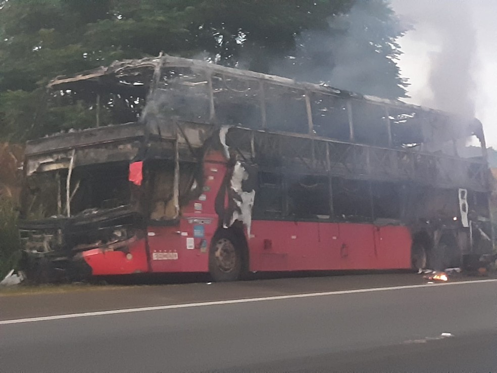 Motorista estacionou ônibus no acostamento e conseguiu retirar os passageiros durante incêndio, na BR-376 — Foto: Divulgação/PRF