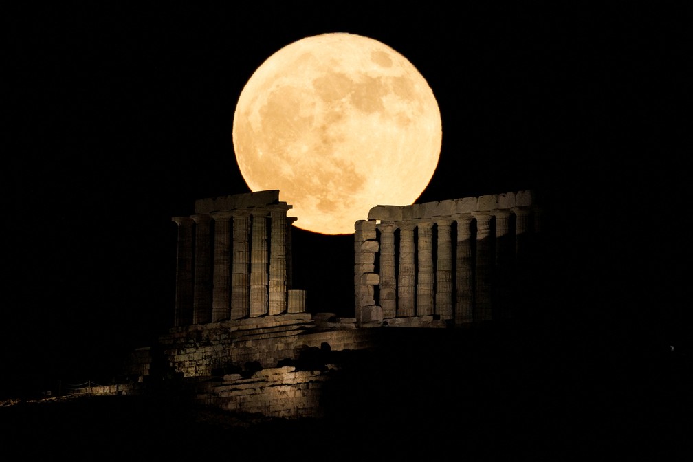 'Superlua de morango' é observada em Atenas nesta terça-feira (14). — Foto: REUTERS/Alkis Konstantinidis
