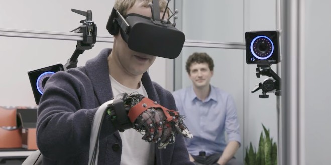 Zuckerberg testa luvas de realidade aumentada (Foto: Facebook/Reprodução)