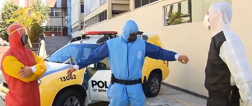 Segundo a instituição, os uniformes das forças de segurança foram feitos a pedido da PM do Paraná — Foto: Gil Bermudes/RPC