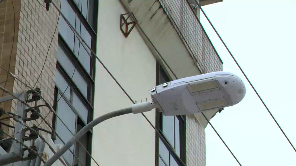 Luminárias inteligentes instaladas em Cariacica, no ES — Foto: Reprodução/TV Gazeta