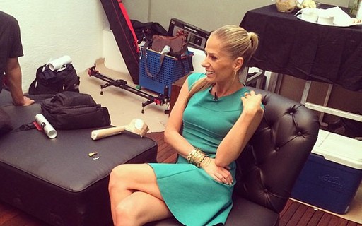 Adriane Galisteu posa cheia de charme nos bastidores de gravação - Quem