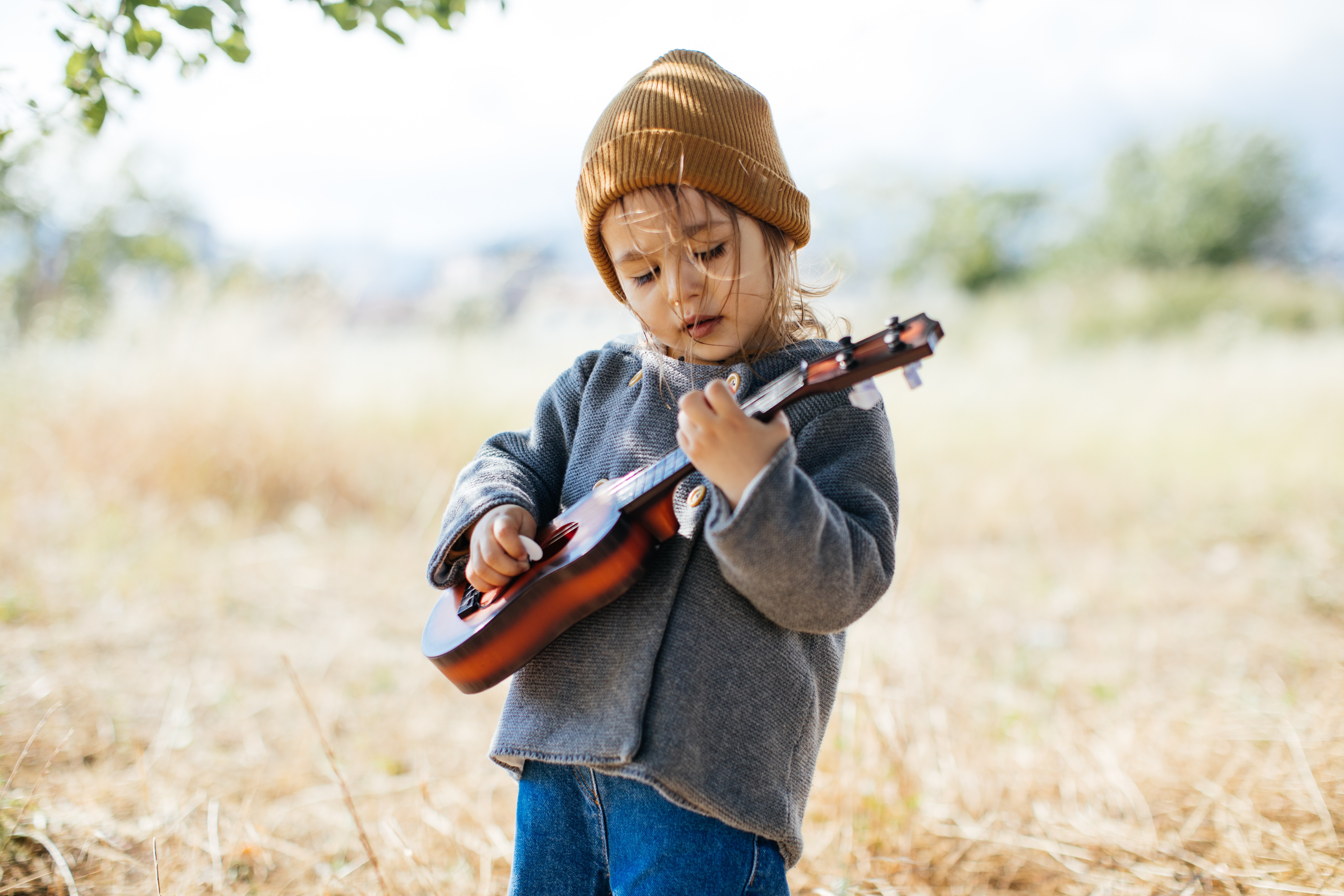 Criança tocando ukulele (Foto: GettyImages: ozgurcankaya)