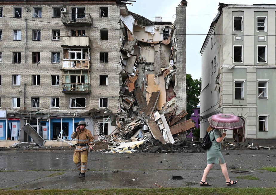Prédio parcialmente destruído por míssil russo em Kharkiv, no Nordeste da Ucrânia