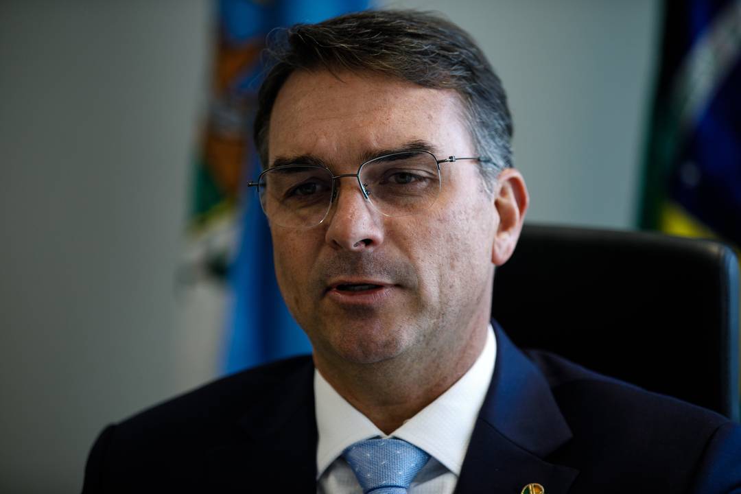 Flávio Bolsonaro confirmou que seu pai o escolheu para concorrer às eleições de 2026.