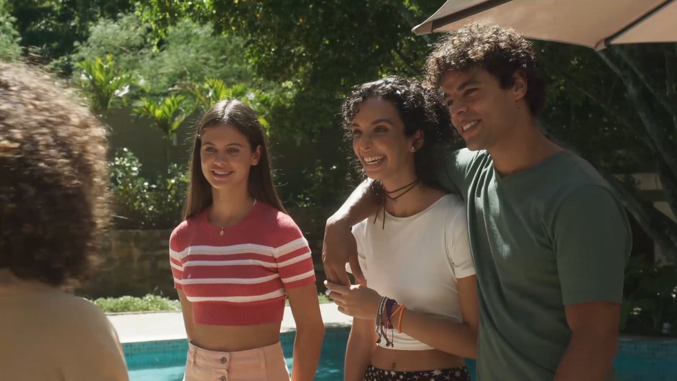 Tigro (Matheus Abreu) apresenta Tina (Agnes Brichta) para a famlia em 'Quanto Mais Vida, Melhor!'  Foto: Globo