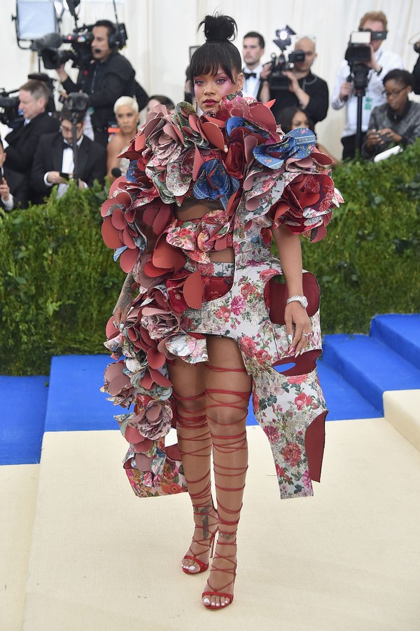 Rihanna de look Comme des Garçons no gala do Met de 2017. O vestido saiu da coleção de inverno 2016 da marca. Poucas pessoas naquele ano seguiram à risca o tema, por isso Rihanna foi ovacionada ao homenagear Kawakubo com total maestria. (Foto: Getty Images)