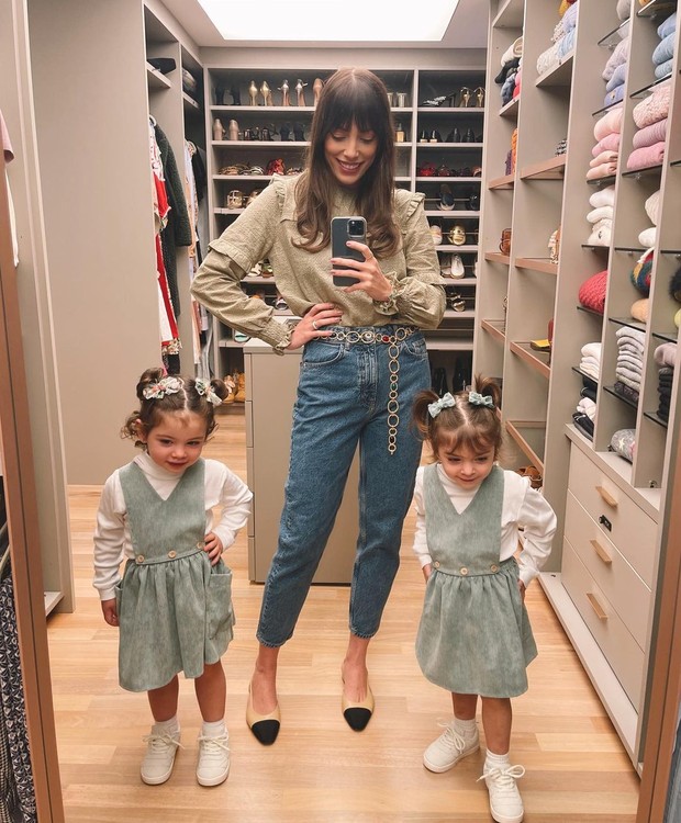 Fabiana Justus com as filhas em seu closet (Foto: Reprodução / Instagram)