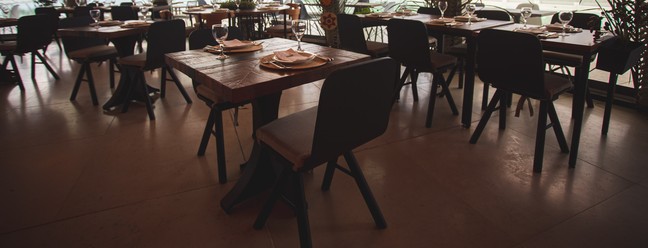 O ambiente do restaurante Casa do Saulo, no Museu do Amanhã, voltado para espelho d'água à beira da Baía de Guanabara — Foto: Divulgação