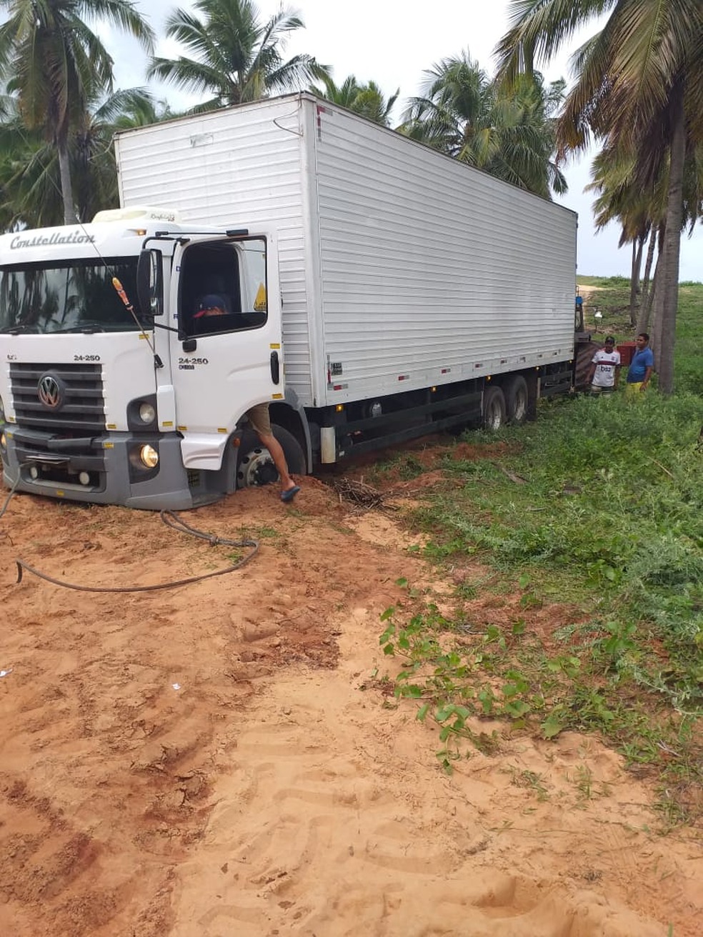 Caminhão carregado de cigarros contrabandeados ficou atolado em areia da praia de Ponta Gorta, em Maxaranguape, no RN — Foto: PM/Divulgação