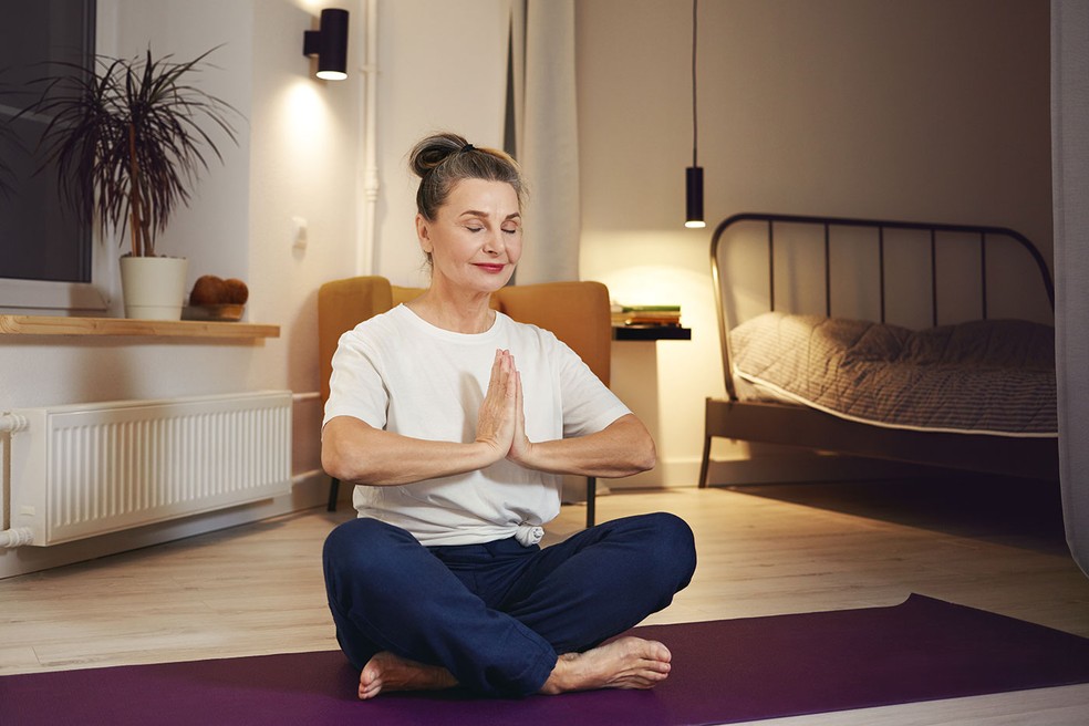 Meditar é um hábito simples que pode ser incorporado ao dia a dia aos poucos para trazer bem-estar — Foto: Freepik / shurkin_son / CreativeCommons