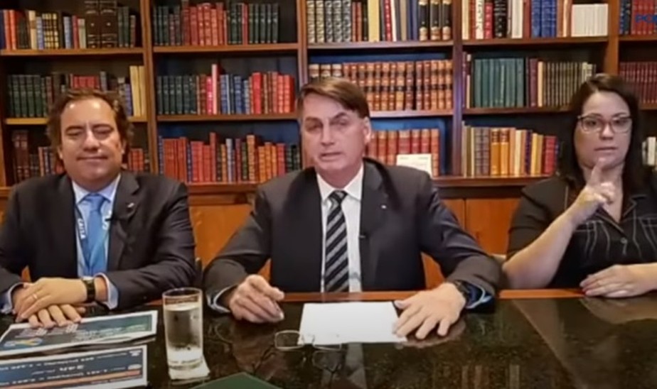 Pedro Guimarães participa de transmissão na internet do presidente Jair Bolsonaro. O presidente da Caixa é figura fácil nas lives de quinta-feira