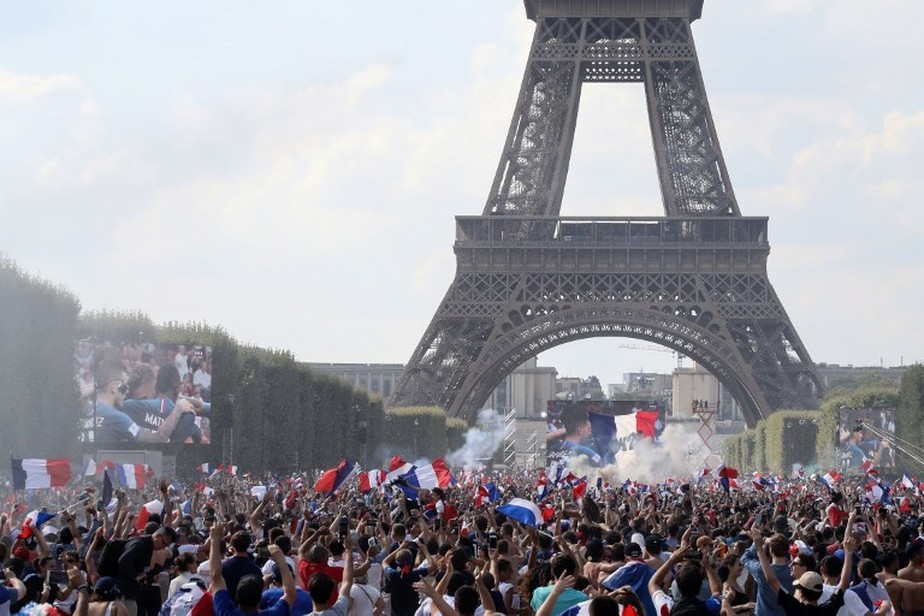 O mundo aos pés da Torre Eiffel! Multidão comemora bi da França em Paris
