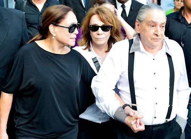 Susana Vieira ao lado de Vicente Sesso, pai de criação de Marcos Paulo, e Renata Sorrah, ex-mulher do ator e diretor (Foto: Andre Muzzel/AgNews)