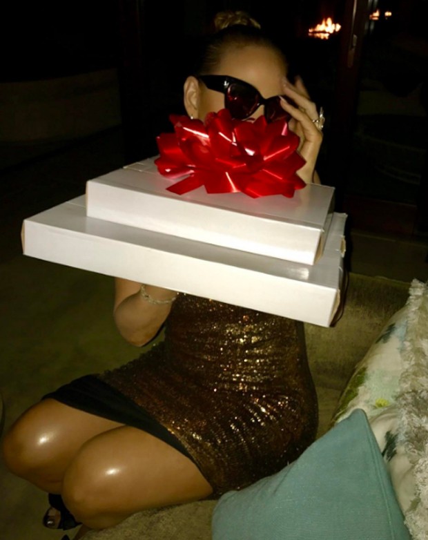 Mariah Carey segurando presente de aniversário (Foto: Reprodução/Instagram)