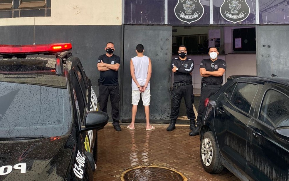 Detento é levado a delegacia após tentar subornar policial penal por meio de bilhete Corumbá de Goiás — Foto: Reprodução/DGAP