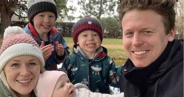 Pete Rasmussen com sua esposa Kirsten e seus três filhos (Foto: Reprodução: Daily Mail )