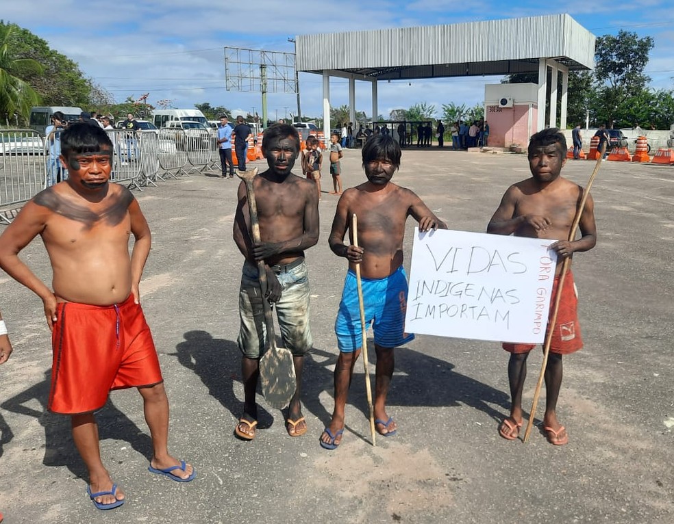 Yanomami com cartaz 