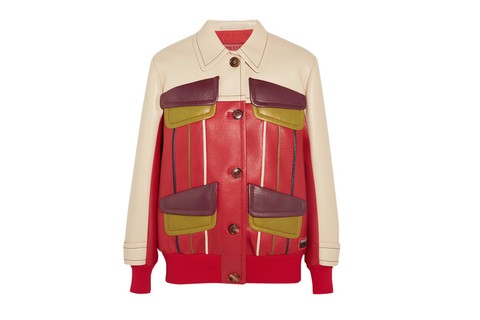 06.04: De perfume retrô, a jaqueta de couro colorido da Prada lembra os modelos bomber que dominavam as escolas norte-americanas nos anos 1960, com direito a gola preppy e bolsos funcionais