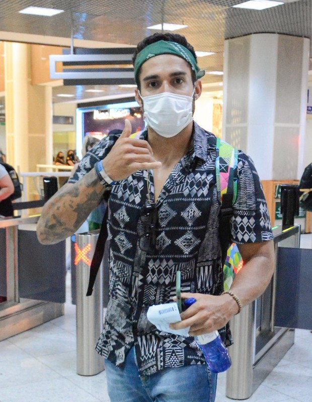 Arcrebiano é fotografado em aeroporto do Rio (Foto: Webert Belicio/AgNews )