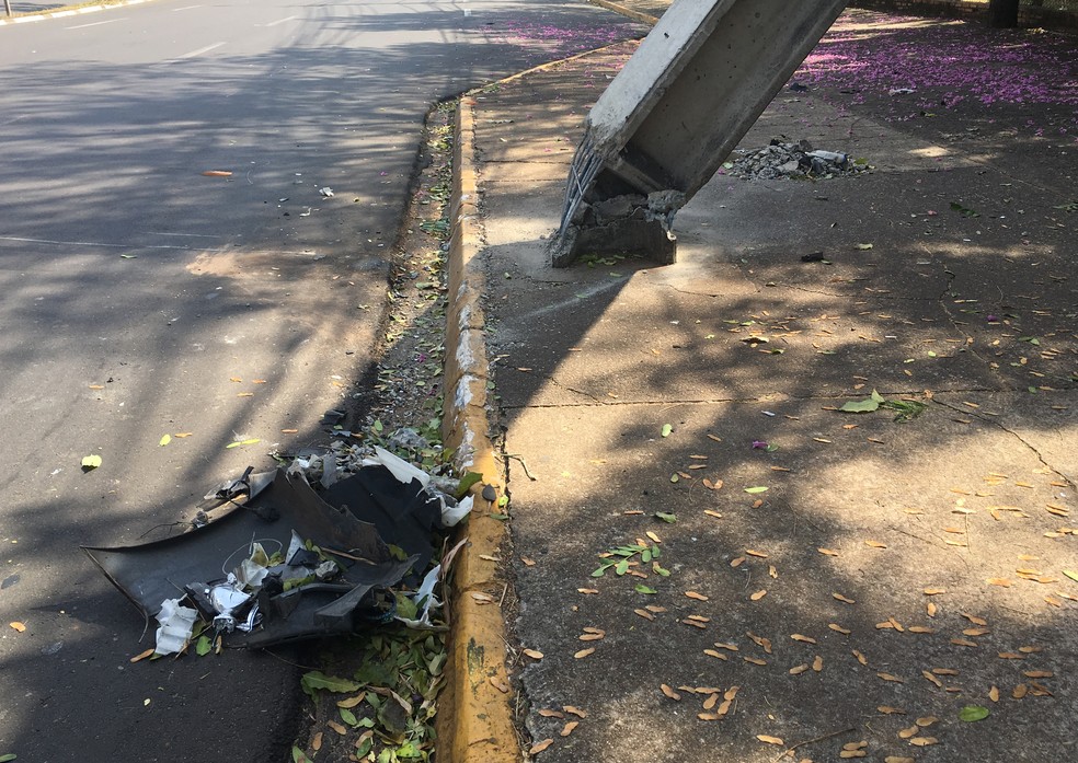 Poste ficou danificado e será necessária troca (Foto: Stephanie Fonseca/G1)